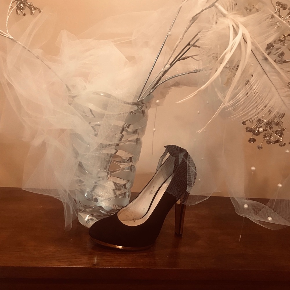 Shoes - Picture 2 of 8